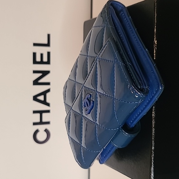 CHANEL RARE VINTAGE 2012 HERE MARK CC MATELASSE PATENT LEATHER W/ COIN PURSE - Picture 8 of 17